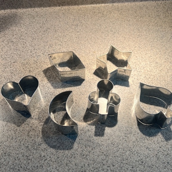 Vintage cake and sandwich cutters. - Picture 3 of 4